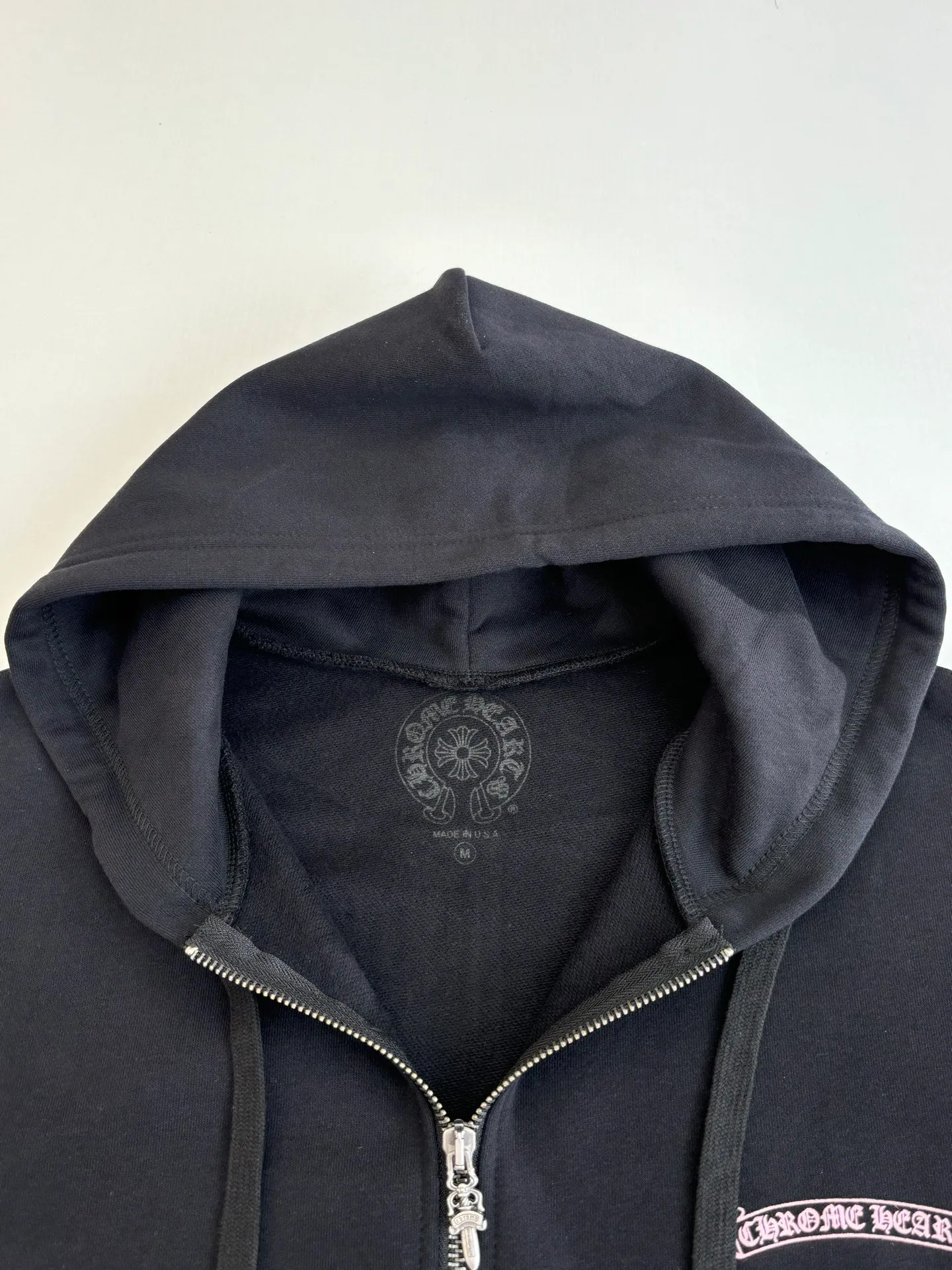 P430 Chrome Heart*/Chrome Heart Deadly Doll co-branded hooded zipper sweatshirt. The fabric is made of 420g thin velvet coarse fish scale fabric. The printing is printed with hand glue according to the original version. The finished product is brushed and washed to shape. It feels excellent. Real antique silver and old chain heads (key points: zipper pullers are sprayed with silver and aged). Size: S/M/L